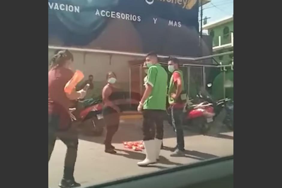 Una mujer fue sorprendida cuando cometía un robo en un supermercado en El Progreso, Jutiapa. (Foto: captura de video)