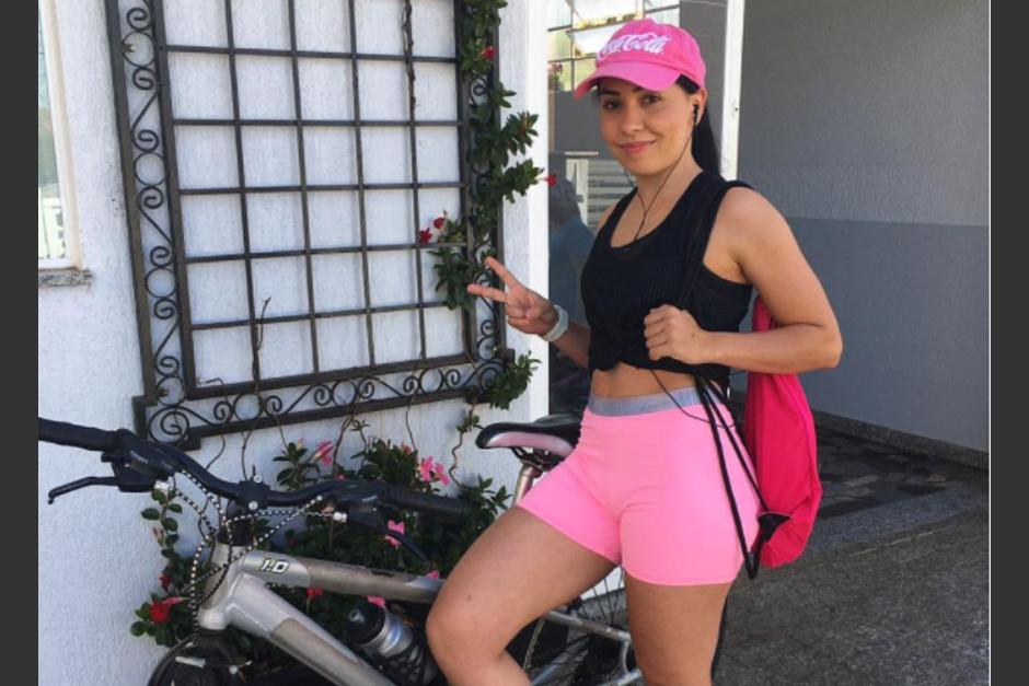 Andressa Lustosa pens&oacute; que hab&iacute;a sido empujada por el carro, pero en un video encontr&oacute; que un hombre le hab&iacute;a tocado los gl&uacute;teos. (Foto: Instagram)