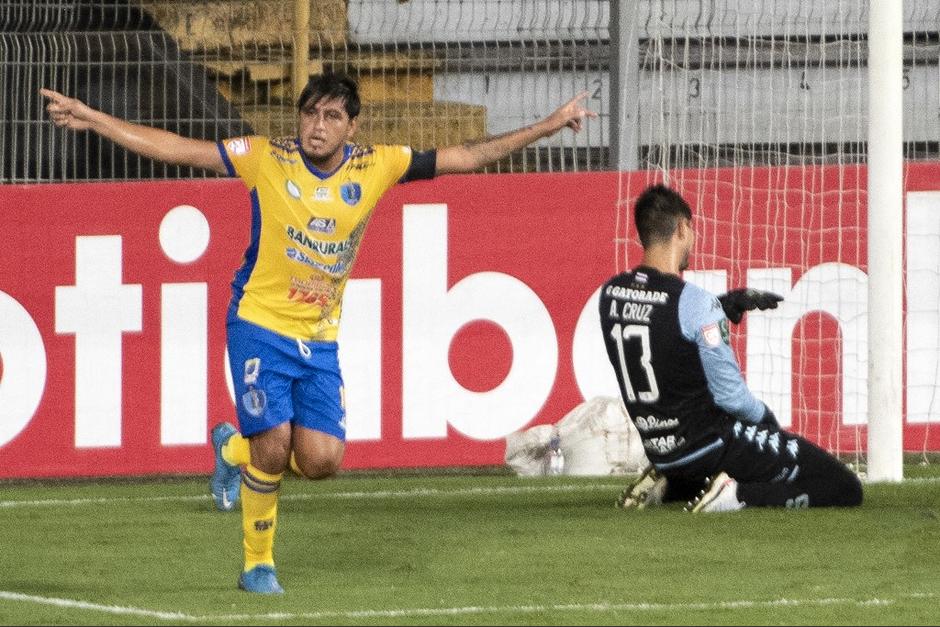 Jonathan Vel&aacute;squez anot&oacute; uno de los goles de Santa Luc&iacute;a ante Saprissa. (Foto: AFP)
