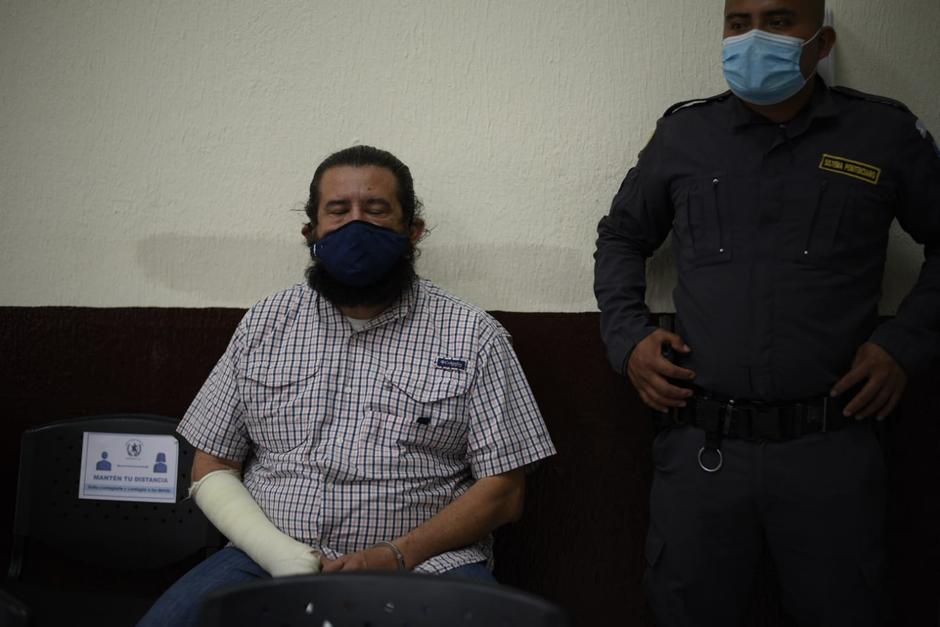 Otto G&oacute;mez trata de impedir que se realice la audiencia de primera declaraci&oacute;n. (Foto: Wilder L&oacute;pez/Soy502)&nbsp;