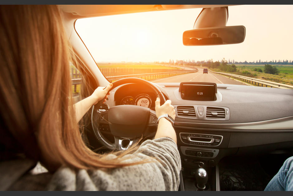 El automovilista afectado denunci&oacute; en redes sociales a la mujer que pretend&iacute;a darle Q100. (Foto:Shutterstock)&nbsp;
