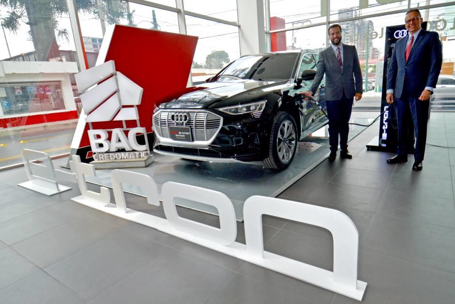 &nbsp;Andr&eacute; Due&ntilde;as, de Audi Guatemala; y Juan Maldonado, de BAC Credomatic. (Fotograf&iacute;a: Content Marketing Soy502)