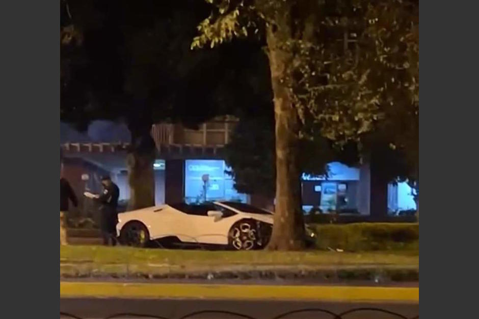 Un Lamborghini chocó con un árbol en la Avenida La Reforma, fuentes oficiales desconocen lo sucedido con el vehículo. (Foto: redes sociales)