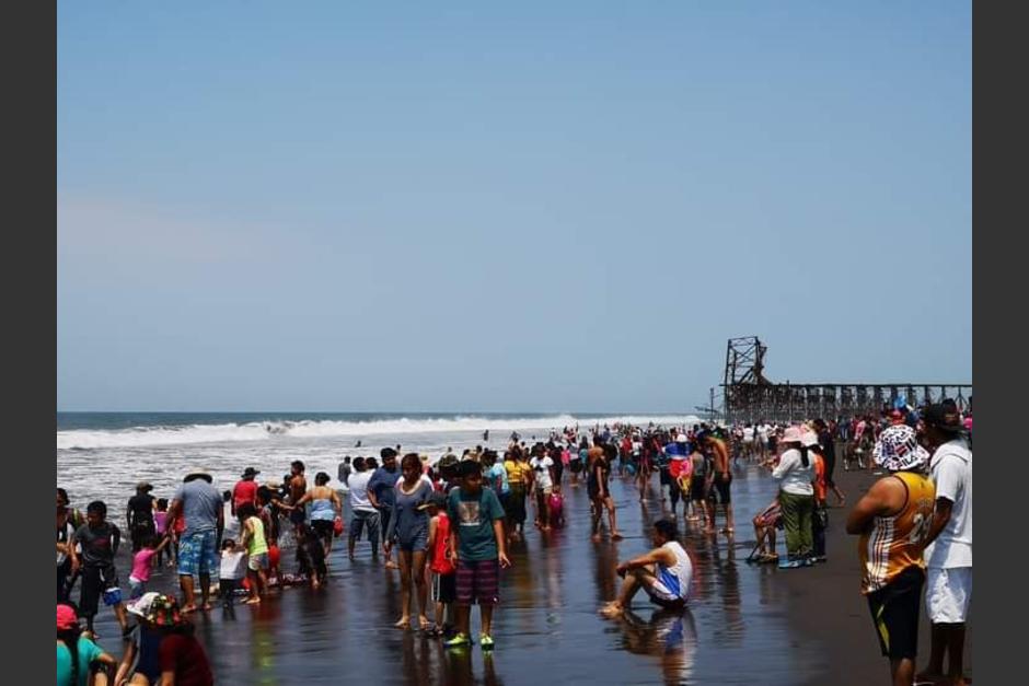 Cientos de personas acudieron a las playas de la costa sur en Escuintla y Retalhuleu este fin de semana. (Foto: Canal Noti Retalteco)