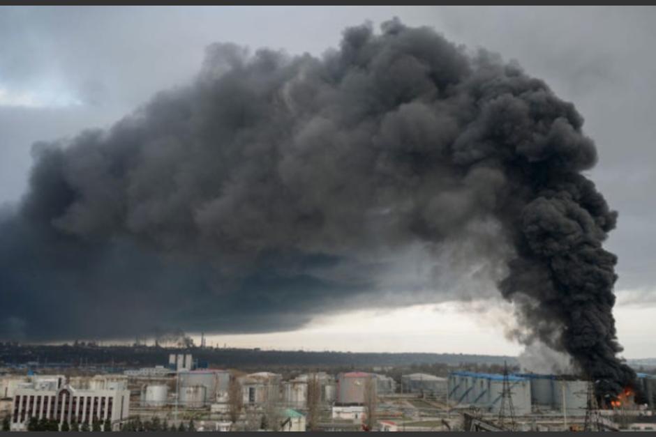 El humo invade la ciudad de Odessa luego de los ataques rusos. (Foto: AFP)