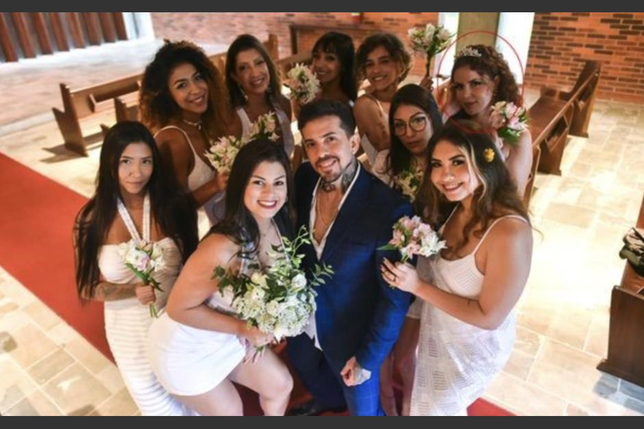 El modelo brasile&ntilde;o llev&oacute; a cabo un matrimonio colectivo, se cas&oacute; simb&oacute;licamente con nueve mujeres. (Foto: Clar&iacute;n)&nbsp;