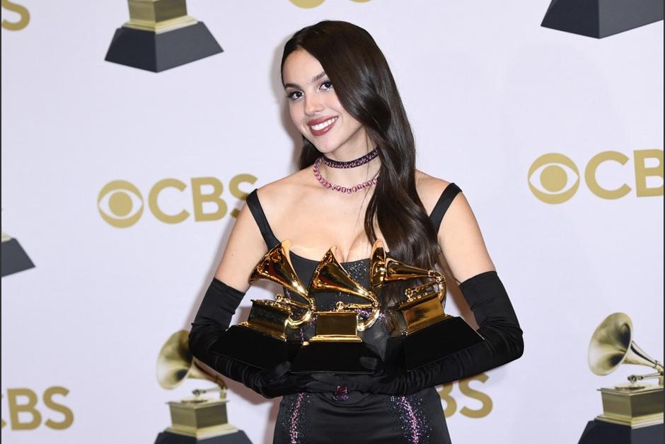 Olivia Rodrigo, una de las grandes ganadoras de la noche, dejó caer y rompió un de sus tres Grammys. (Foto: AFP)