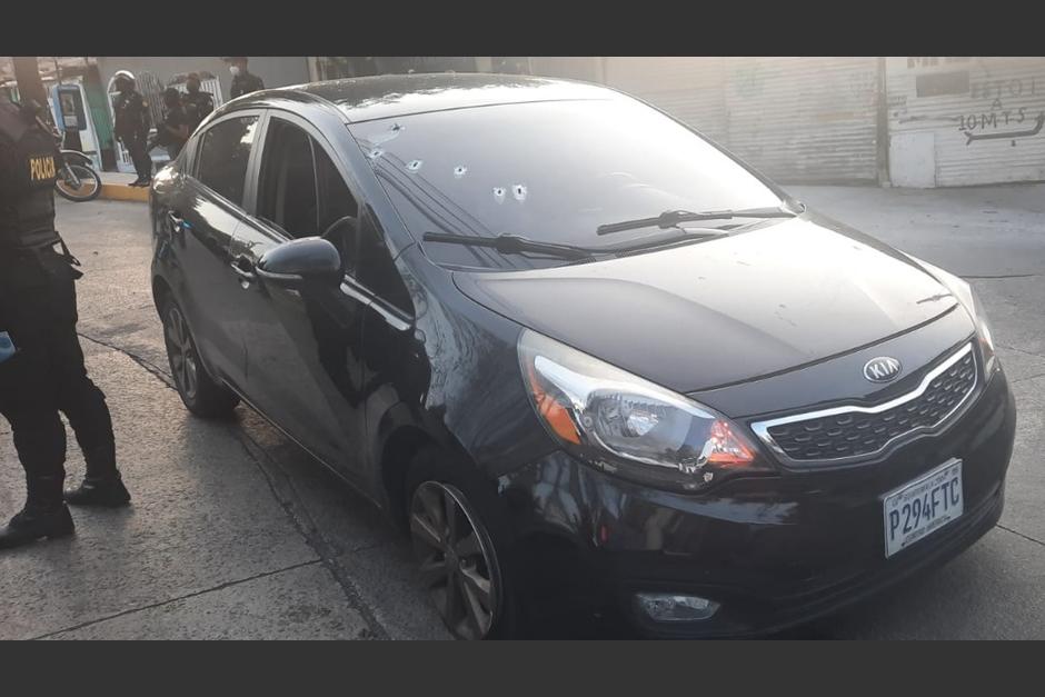 Polic&iacute;as se enfrentan a un presunto sicario que hiri&oacute; a un agente de la PNC y a otro hombre en la zona 3. (Foto: PNC)