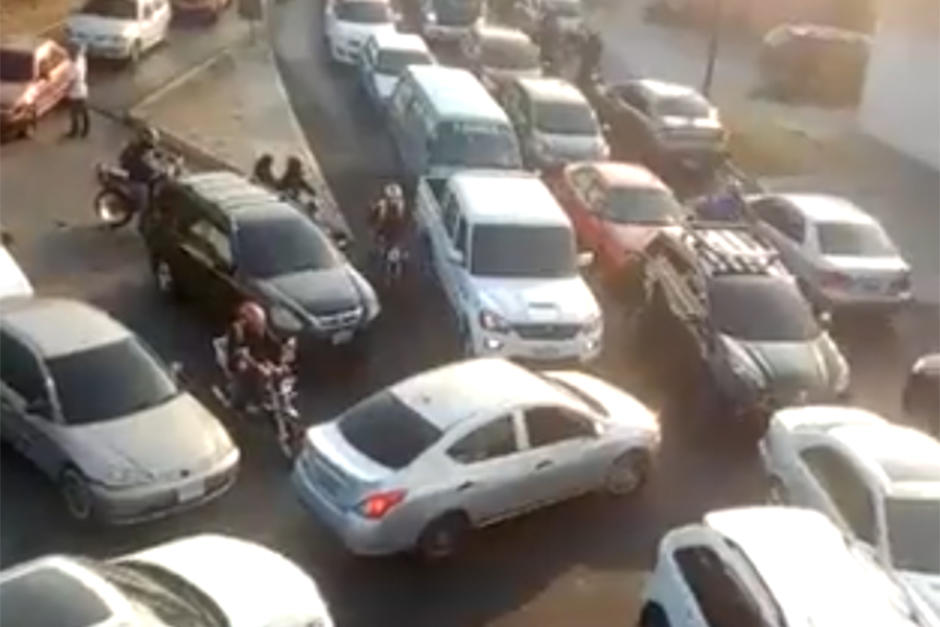 El accidente complic&oacute; la salida del municipio de Mixco y gran parte de Villa Nueva. (Foto: captura video)&nbsp;
