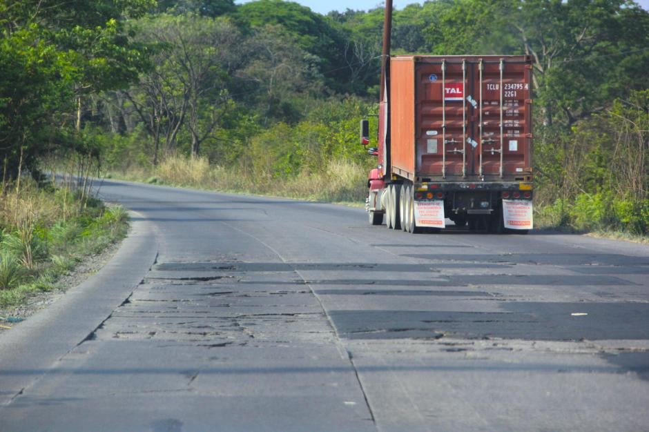 La ruta de Puerto Quetzal a Escuintla es una de las más dañadas a nivel nacional. (Foto: Wilder López/Soy502)