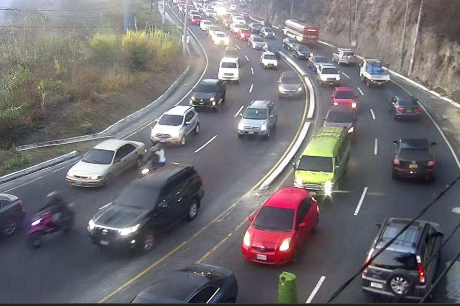 Un cami&oacute;n choc&oacute; en la cuesta de Villalobos y paraliz&oacute; el tr&aacute;nsito hacia el sur. Esto afecta a San Crist&oacute;bal, el Perif&eacute;rico y hasta El Tr&eacute;bol. (Foto: Pablo Morales/PMT Mixco)
