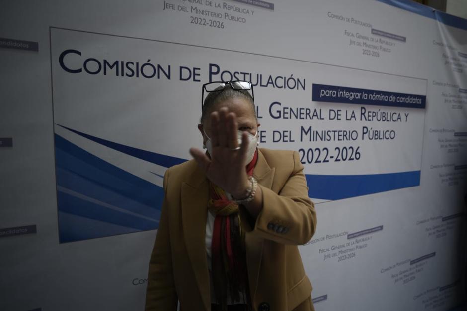 Consuelo Porras aceptó responder algunas preguntas de la prensa, aunque obvio contestar lo referente a los fiscales exiliados. (Foto: Wilder López/Soy502)