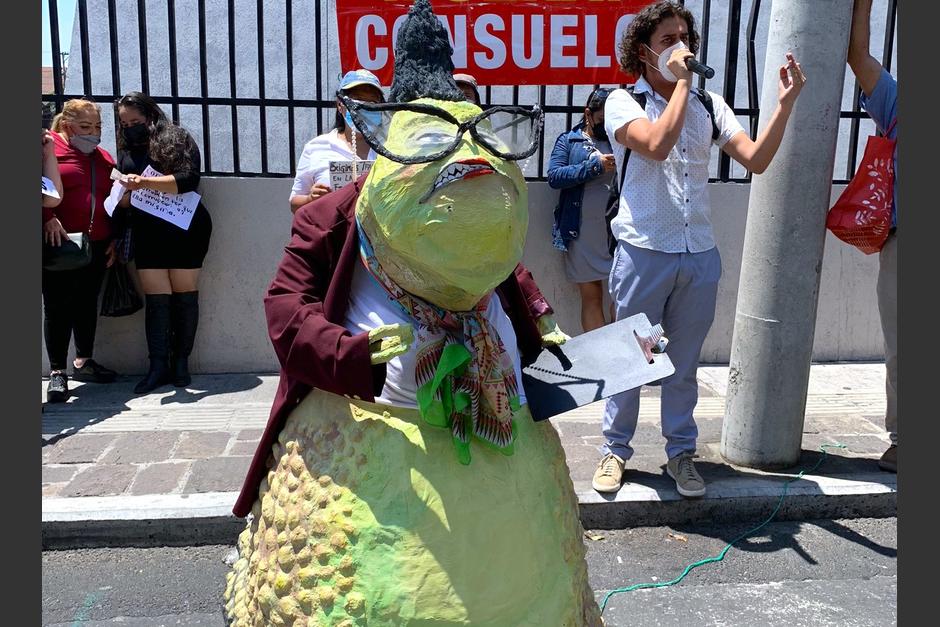 Varias personas se concentran afuera de la Corte Suprema de Justicia para protestar contra la postulación de Consuelo Porras al cargo de Fiscal General. (Foto:&nbsp;Dr. Jo-Marie Burt)