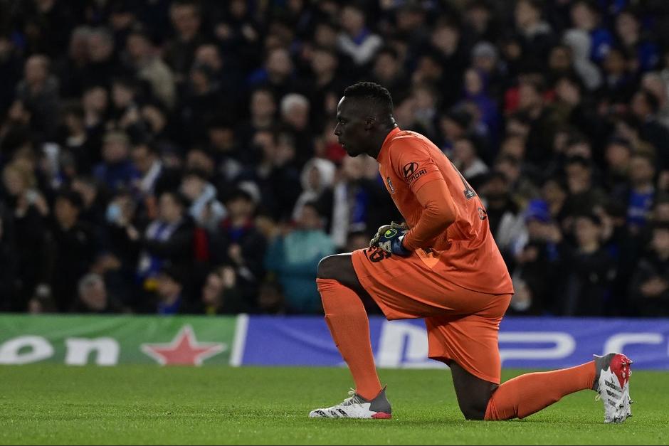 El guardameta senegal&eacute;s cometi&oacute; uno de los errores m&aacute;s desastrosos de su carrera. (Foto: AFP)