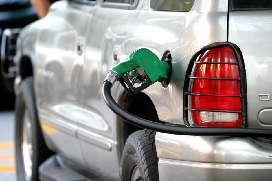 Desde que entró en vigencia la Ley de Apoyo Social, los precios del diésel y la gasolina regular disminuyeron. Sin embargo, la gasolina súper se mantiene al alza. (Foto: Wilder López/Soy502)
