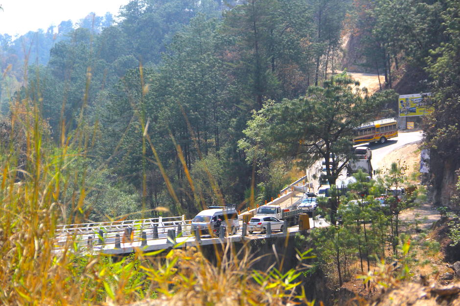 El principal obst&aacute;culo es el puente inconcluso en el kil&oacute;metro 158 donde los conductores pelean por pasar. (Foto: Fredy Hern&aacute;ndez/Soy502)