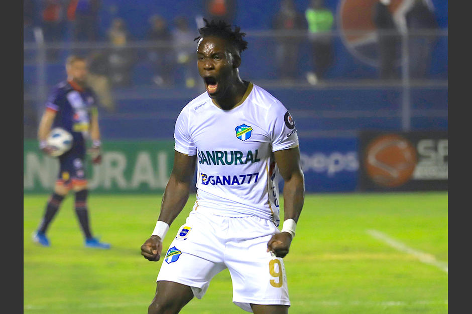 Rubilio Castillo consiguió su primer en Guatemala vistiendo la camiseta de Comunicaciones. (Foto: Comunicaciones FC)