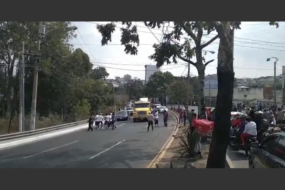 Un grupo de personas realiza una manifestaci&oacute;n en el kil&oacute;metro 6 de la ruta que conduce hacia el Atl&aacute;ntico. (Foto: Am&iacute;lcar Montejo)