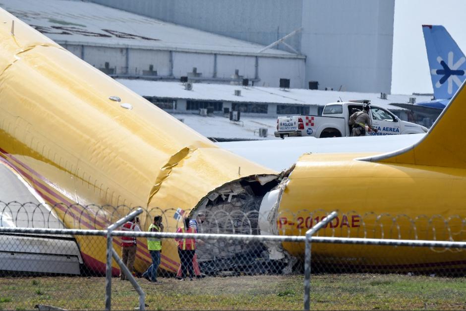El avi&oacute;n se parti&oacute; mientras realizaba un aterrizaje de emergencia en el aeropuerto internacional de Costa Rica. (Foto: AFP)&nbsp;