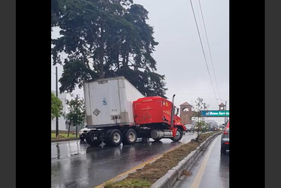 Tr&aacute;iler derrapa y se accidenta en ruta a El Salvador. (Foto: captura video)&nbsp;