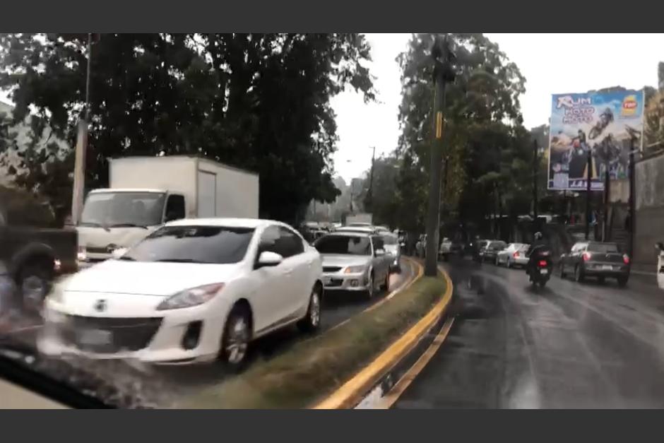 Un accidente y la lluvia generan tr&aacute;fico en la calzada La Paz. (Foto: captura video)&nbsp;