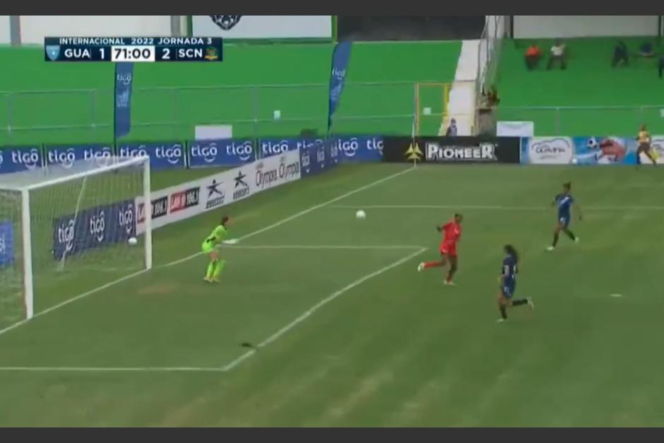 Jahzara Claxton no pudo rematar con la cabeza, pero el espaldarazo fue suficiente para vencer a la guardameta nacional. (Captura Video)