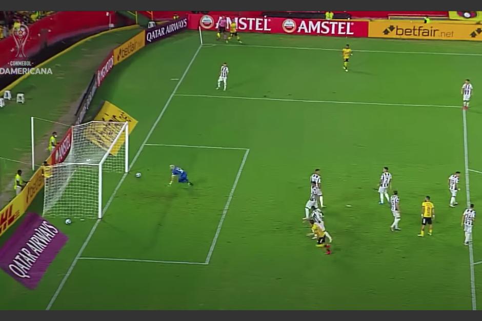 Dami&aacute;n D&iacute;az sorprendi&oacute; con la ejecuci&oacute;n del tiro libre que no pudo contener el guardameta de Wanderers. (Captura Video)