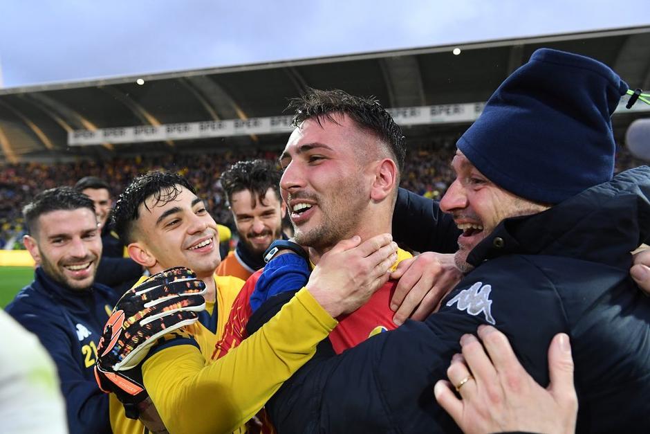 Riccardo Gagno logr&oacute; un gol espectacular que acerca a su equipo al ascenso. (Foto: Modena FC)
