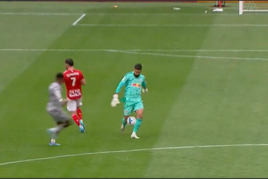 El portero Carlos Coronel no pudo despejar a tiempo y Romel Quioto le rob&oacute; la pelota para marcar la victoria del Montr&eacute;al. (Captura video)