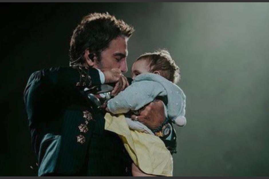 Alejandro Fern&aacute;ndez mostr&oacute; a su p&uacute;blico a Cayetana, miembro de la dinast&iacute;a Fern&aacute;ndez. (Foto: Instagram)&nbsp;