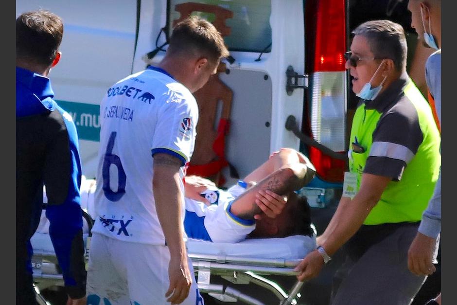El jugador Nicolás Ramírez fue llevado al hospital de manera inmediata tras la lesión. (Foto: Huachipato)