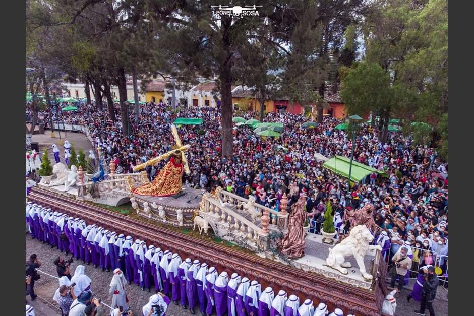 Un veh&iacute;culo fue dejado en el paso de la procesi&oacute;n, por lo que fue retirado. (Foto: Procesiones de Guatemala)&nbsp;