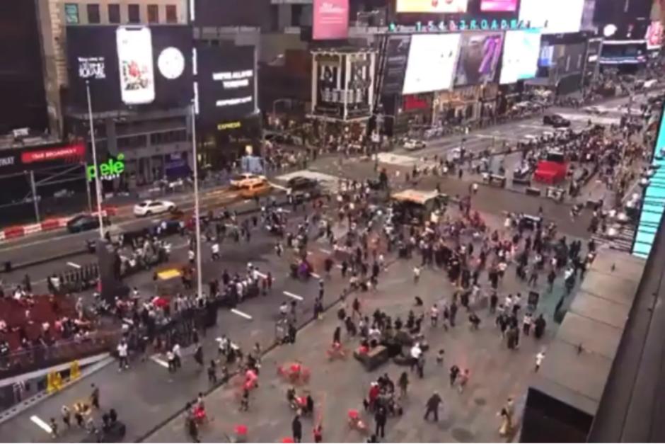 Cientos de personas escaparon despavoridas por la explosi&oacute;n que se produjo en una alcantarilla. (Foto: Twitter)