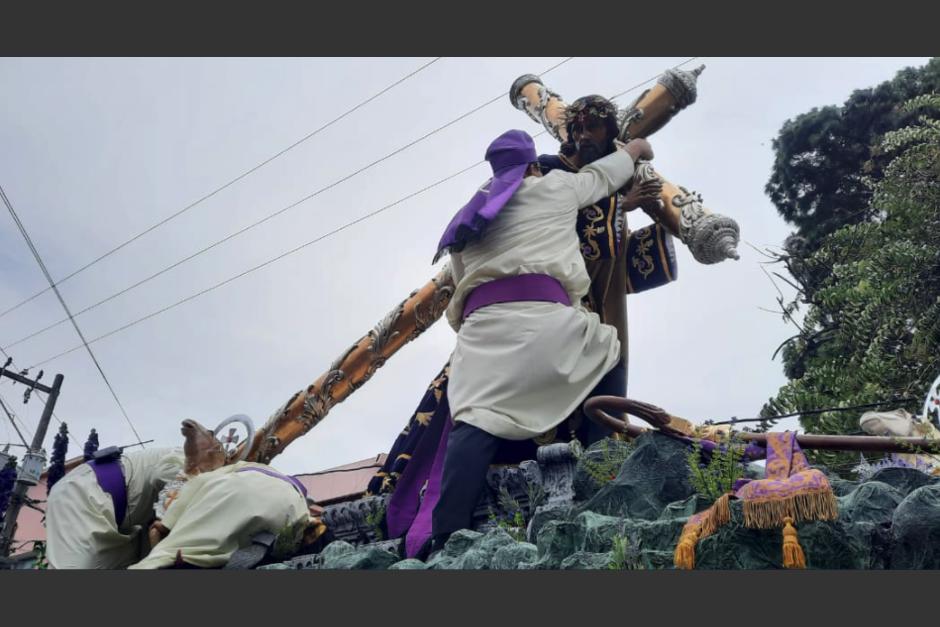En redes sociales circula el video del momento en que intentan ajustar la cruz. (Foto: Procesiones de Guatemala)&nbsp;