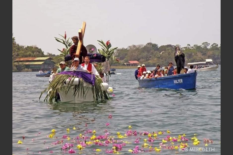 La curiosa procesión de Jesús de Nazareno que se realizó en Río Dulce acaparó la atención en redes sociales.&nbsp; (Foto: Bov Meredith)&nbsp;