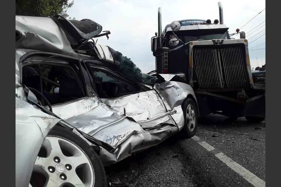 Un aparatoso accidente se registró en la ruta que conduce hacia Escuintla. (Foto: Bomberos Voluntarios)