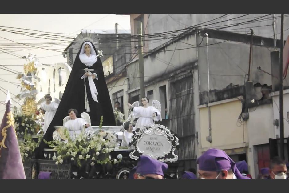 Las fieles cargadoras ya no soportan el peso del anda de la procesión de la Santísima Virgen de Dolores. (Foto: captura de video)