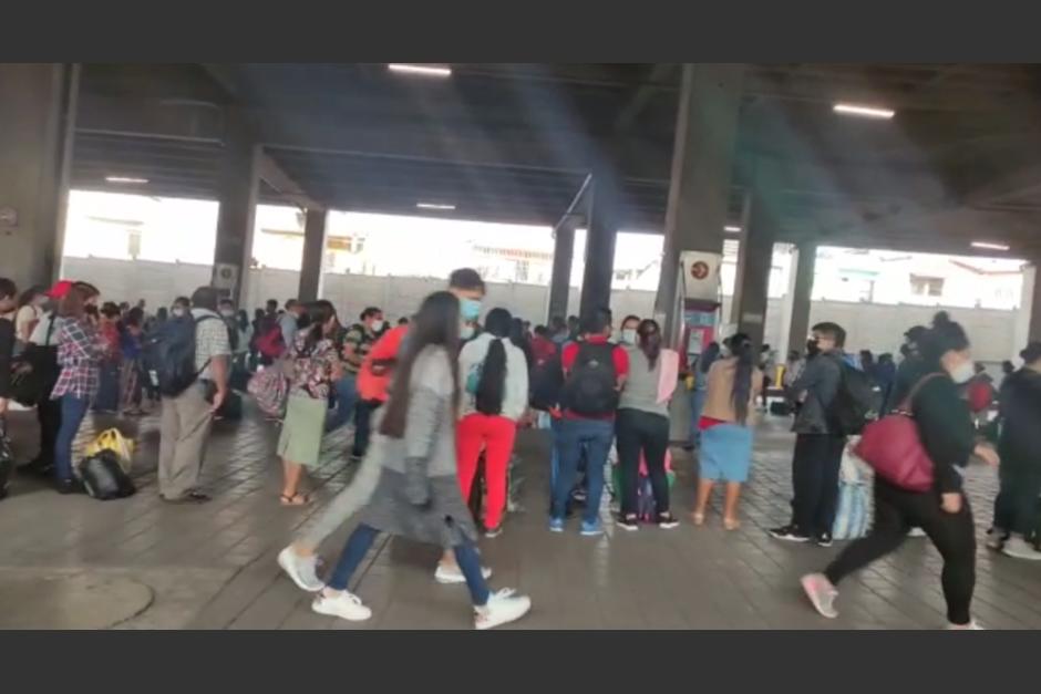 Decenas de personas se preparan para abordar autobuses que los llevarán a distintos departamentos del país este Miércoles Santo. (Foto: captura de video)