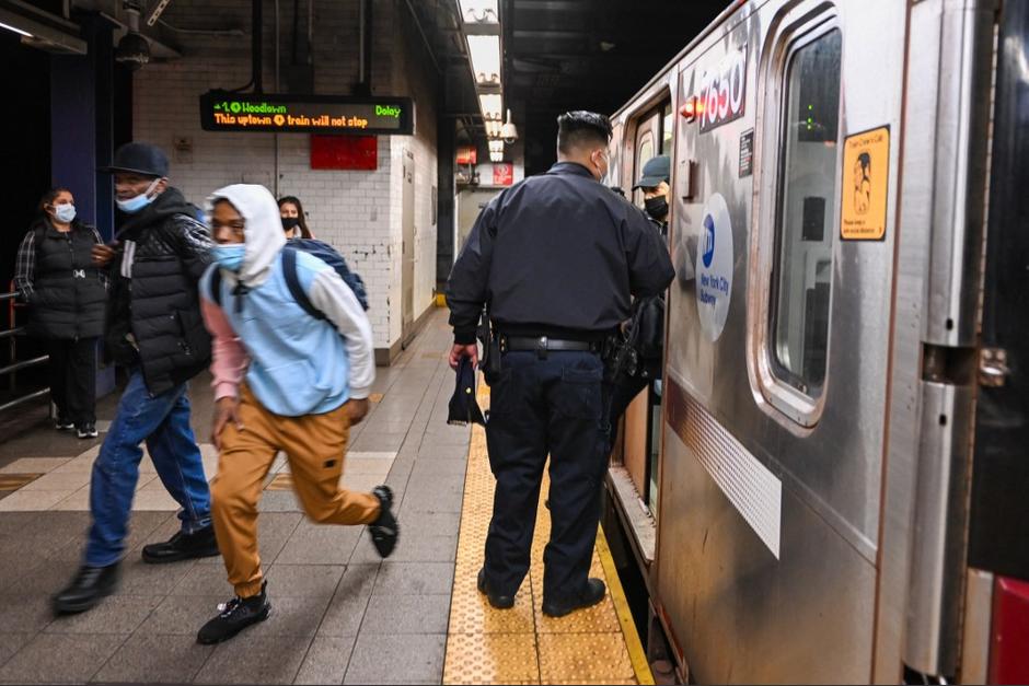 Un hombre con el rostro cubierto dispar&oacute; contra varios pasajeros en el metro de Nueva York la ma&ntilde;ana del martes 12 de abril. (Foto: AFP)