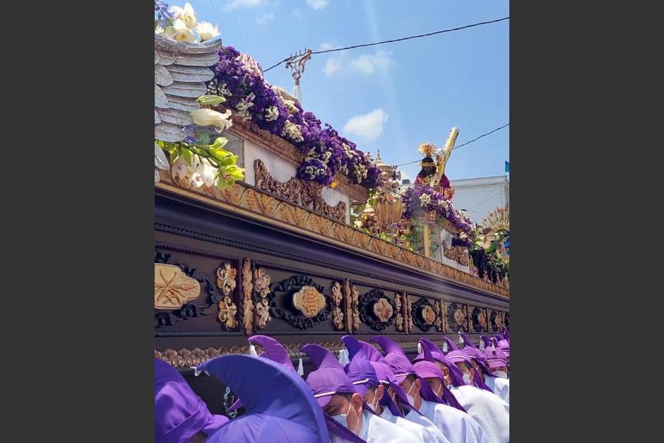 La emotiva fotografía fue captada durante la procesión de Jesús Nazareno de Candelaria. (Foto: Radio Estrella)