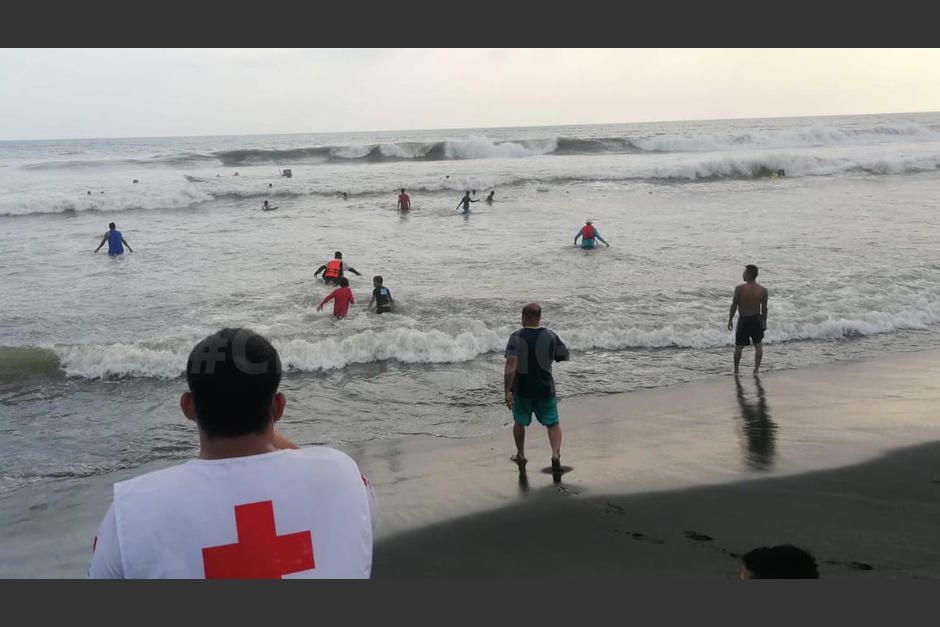 Seis adultos y dos menores fueron rescatados con vida después de que una embarcación volcara en Ocós, San Marcos. (Foto: Cruz Roja Guatemalteca)