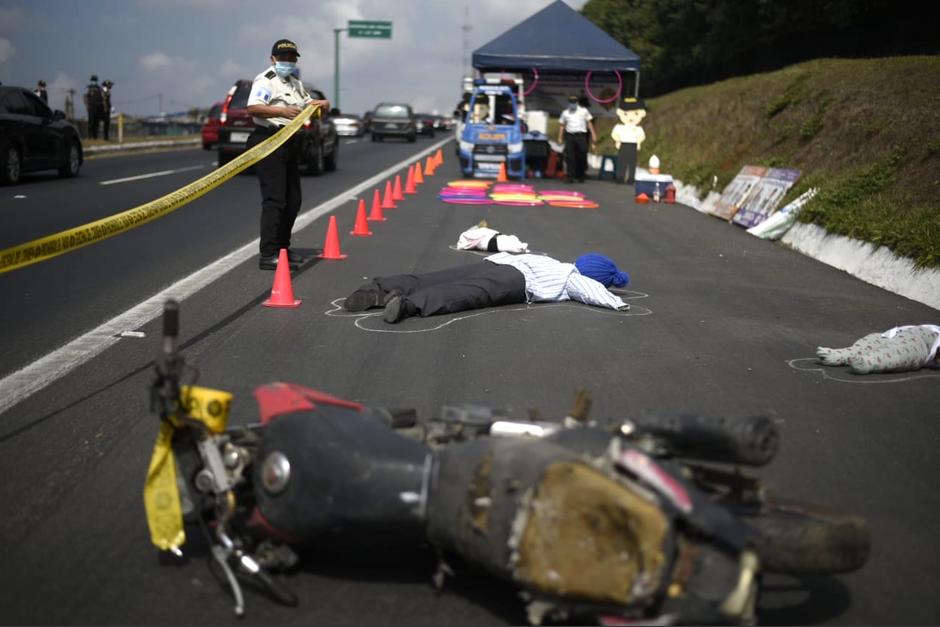 La PNC instaló un escena de accidente de tránsito con el objeto de prevenir incidentes durante la Semana Santa. (Foto: Wilder López/Soy502)