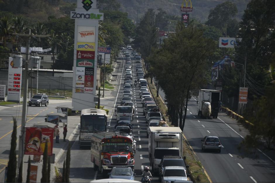 Cientos de conductores transitan por la ruta al Pac&iacute;fico este jueves Santo, para llegar a los departamentos del sur y occidente del pa&iacute;s. (Foto: Wilder L&oacute;pez/Soy502)
