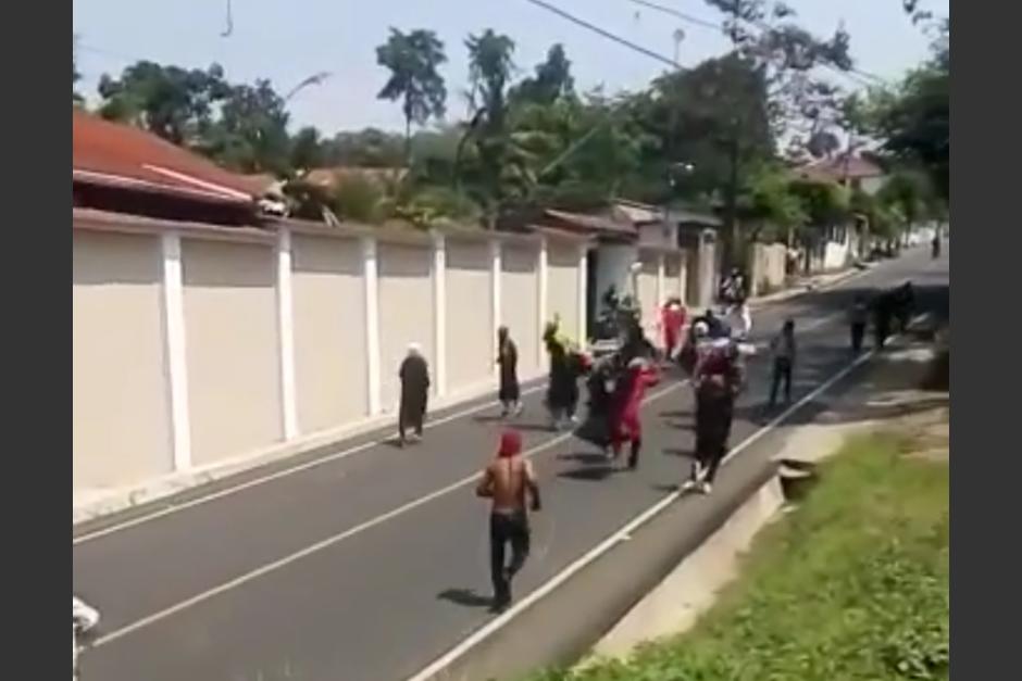 Dos grupos de "jud&iacute;os" se enfrentaron en G&eacute;nova Costa Cuca, Quetzaltenango, una persona result&oacute; herida de bala. (Foto: captura de video)