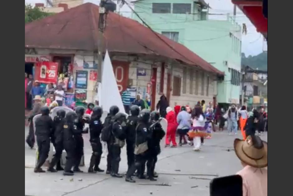 Un grupo de personas que participó en una actividad de Viernes Santo se enfrentó a la PNC en Génova Costa Cuca, Quetzaltenango. (Foto: Captura de video)