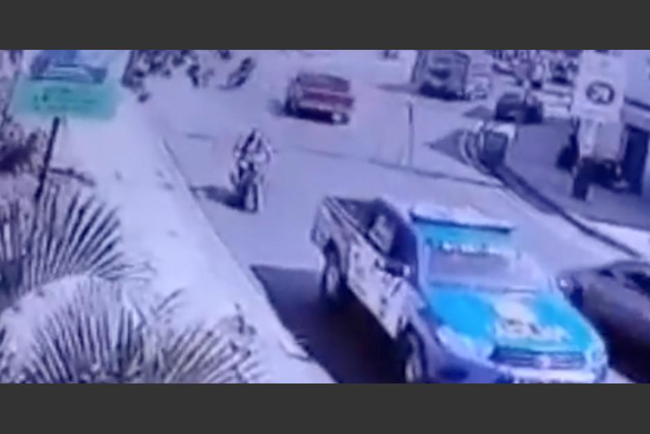 Dos personas que se conduc&iacute;an en motocicleta estuvieron a punto de estrellarse en la parte de atr&aacute;s de una patrulla de la PNC. (Foto: captura de video)