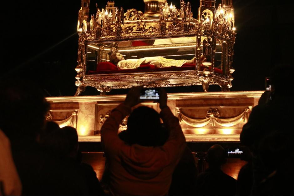 Cristo Yacente del Templo del Calvario recorrió las zonas 1, 4, 9 y 10 este Viernes Santo. (Foto: @unjovenchapin/cortesía)