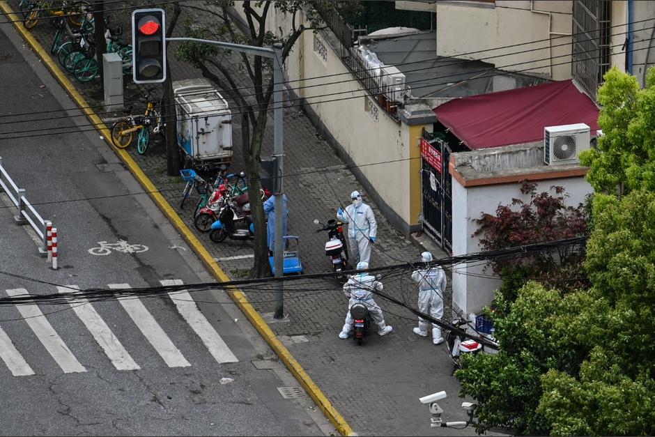 Habitantes de Shanghái se enfrentan a la policía por las medidas anti covid. (Foto: AFP)&nbsp;