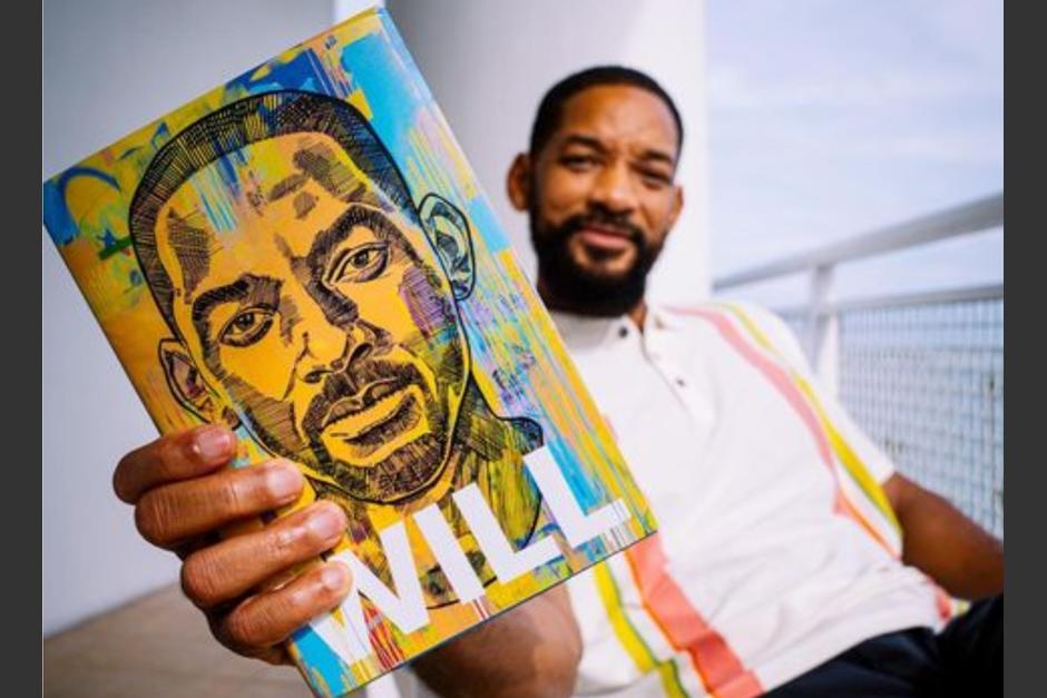 Will Smith muestra el libro que narra su biografía y los difíciles momentos que ha enfrentado en la vida. (Foto: Instagram/Will Smith)