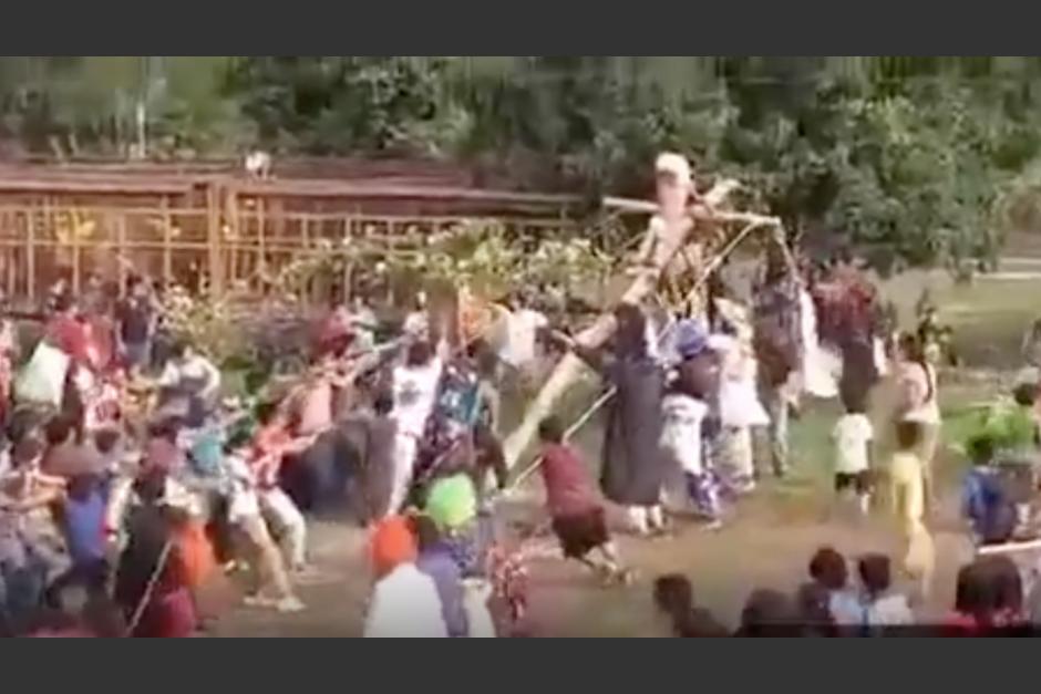 Hombre que personificaba a "Jesús" cae desde lo alto en San Juan Bautista en el departamento de Suchitepéquez. (Foto: captura de video)